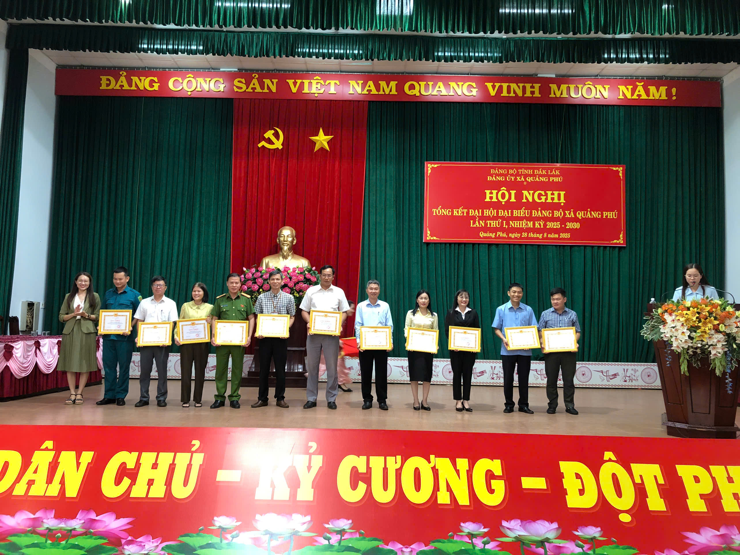 Phó bí thư Đảng ủy tặng giấy khen